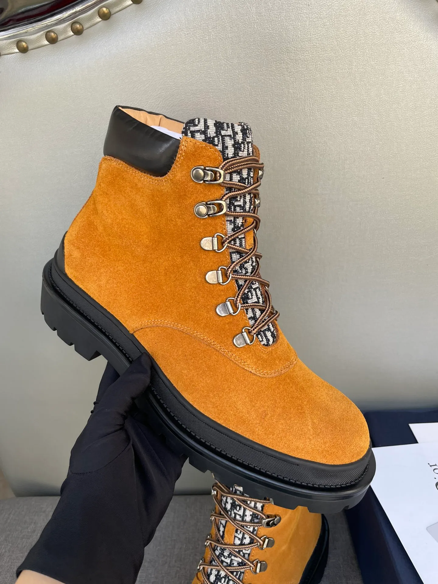 [DIOR] Top P: 1000💰 Number of yards: 39~44 (38.45 custom-made, non-refundable) Dior Dior~ Winter series, original 1:1 development Casual men's leather shoes Heavy investment, shoes and boots are made of imported cowhide + imported Dior special fabric Not easy to deform black cowhide lining Dior large hardware inlay Original TPU vacuum outsole, black cowhide Black open edge beads Military green suede Black suede Khaki suede leather is crafted by a large factory, and the perfect product is only prepared for you who know your taste! Any comparisons are welcome.